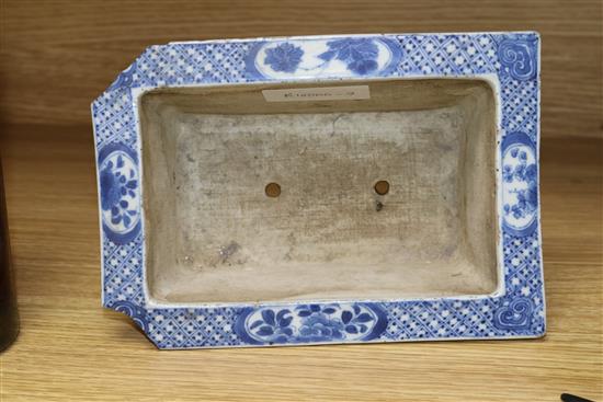 A Chinese Kangxi period blue and white jardiniere length 21cm